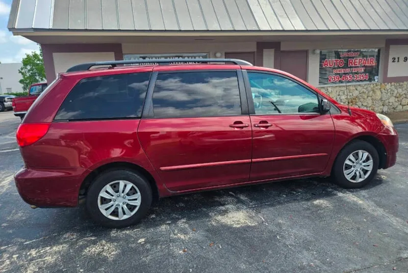 2010 Toyota Sienna LE photo 1