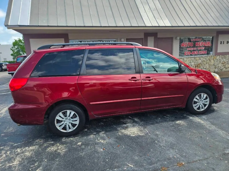 2010 Toyota Sienna LE photo 1