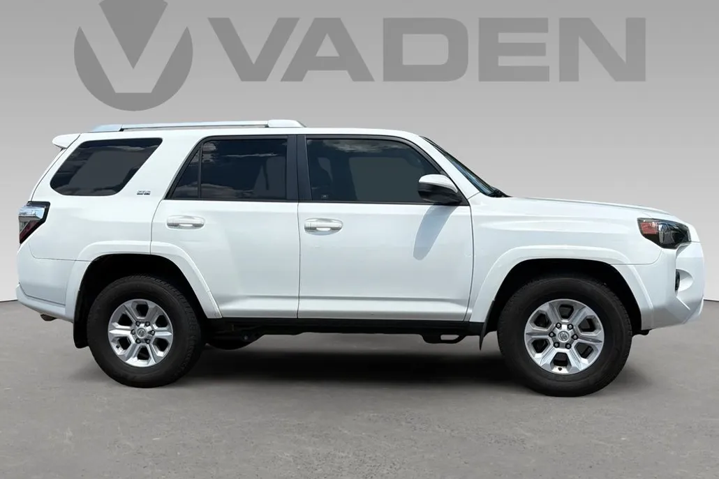 2017 Toyota 4Runner SR5 photo 1