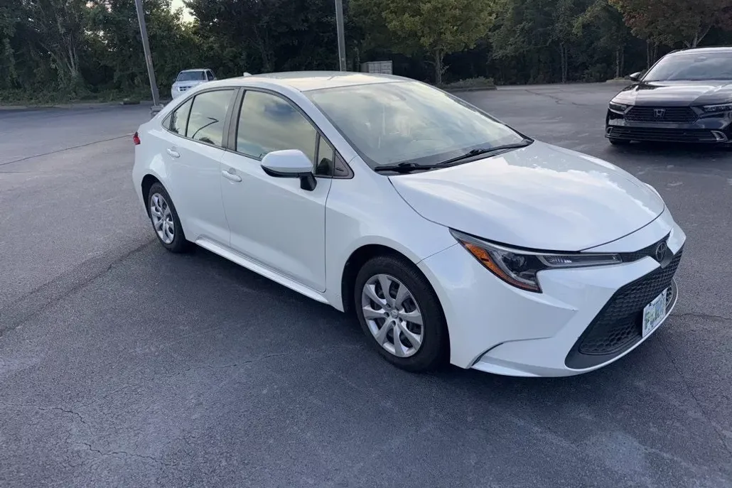 2021 Toyota Corolla LE photo 1
