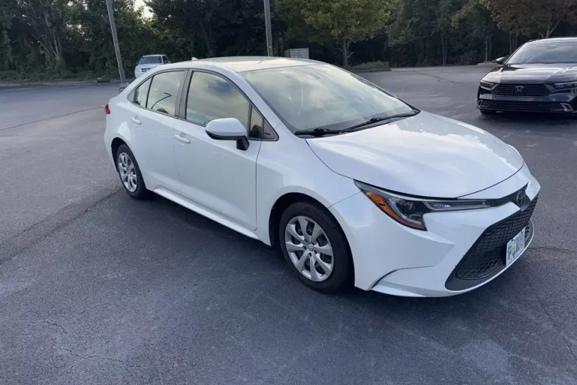 2021 Toyota Corolla LE photo 1