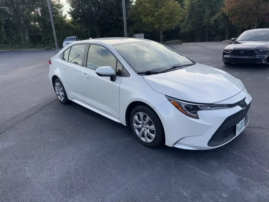2021 Toyota Corolla LE photo 1