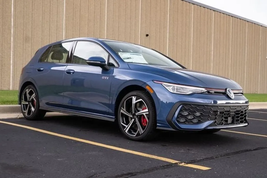 2025 Volkswagen Golf GTI SE photo 1