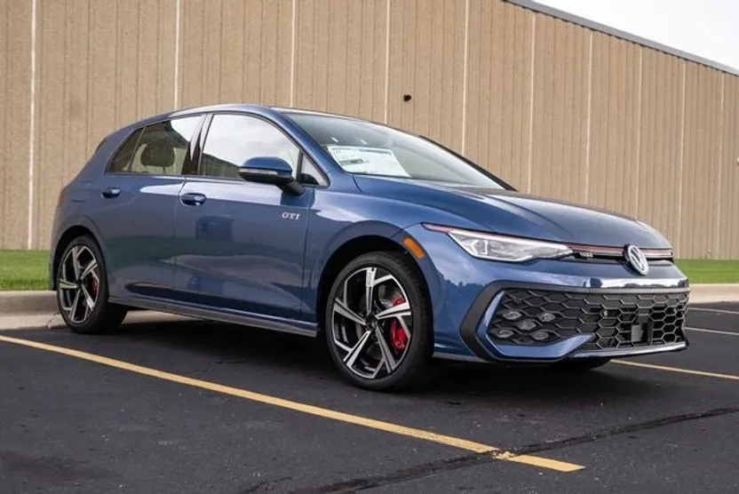 2025 Volkswagen Golf GTI SE photo 1