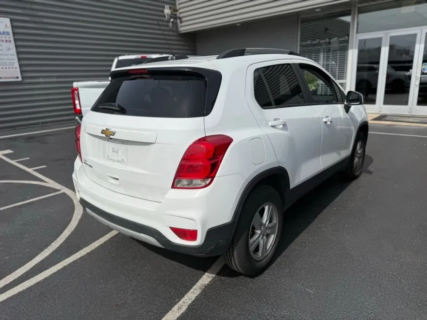 2022 Chevrolet Trax LT photo 1
