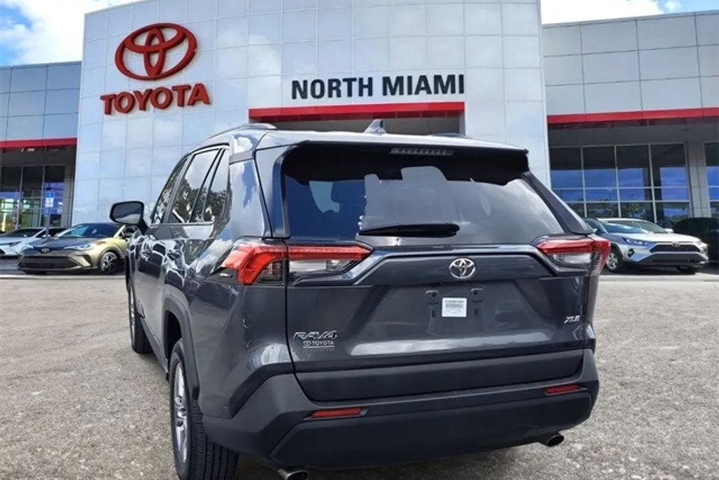 2023 Toyota RAV4 XLE photo 1