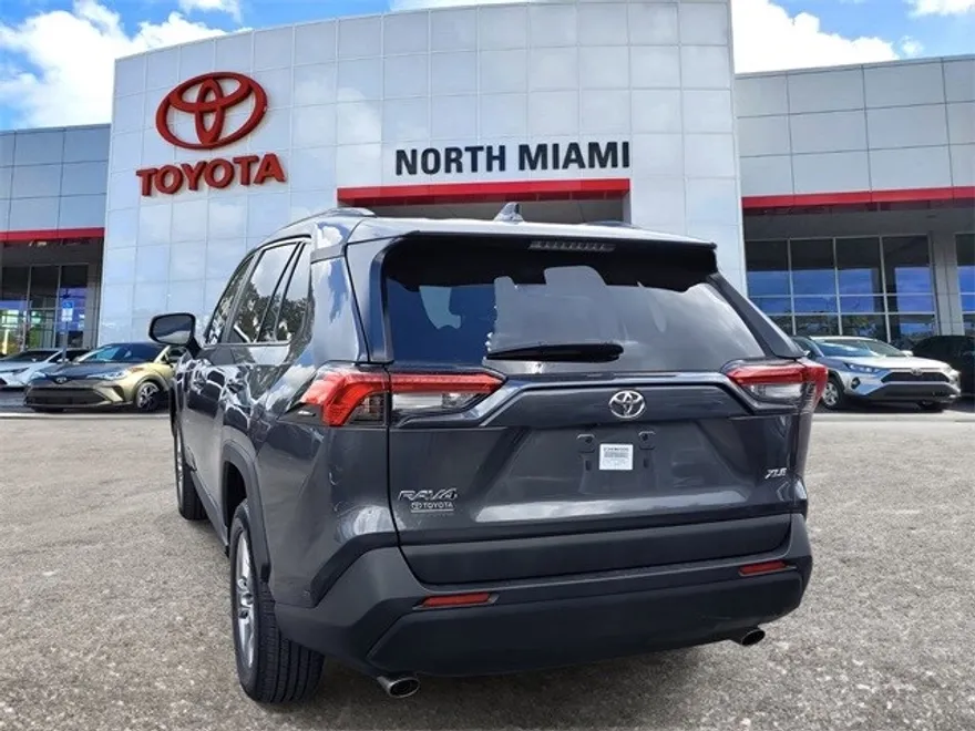 2023 Toyota RAV4 XLE photo 1