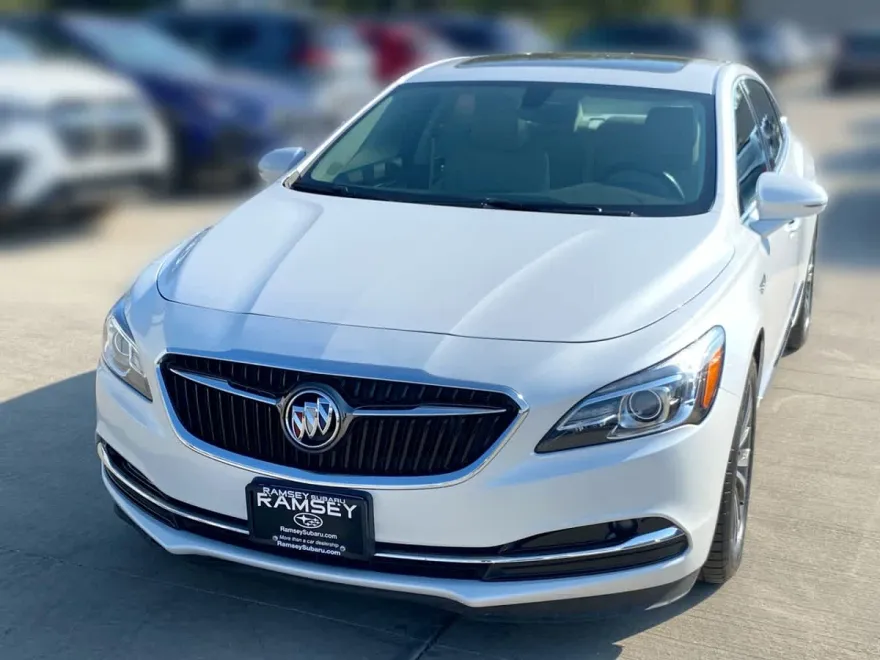 2017 Buick LaCrosse Essence photo 1