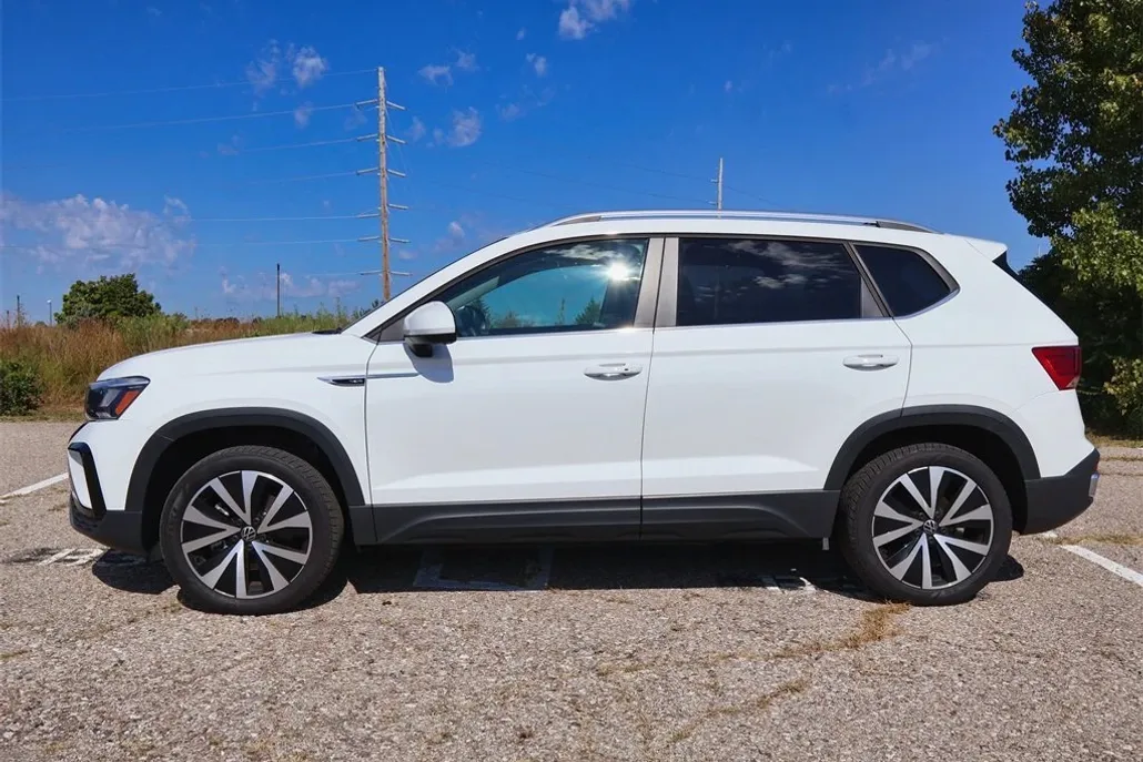 2022 Volkswagen Taos SE photo 1