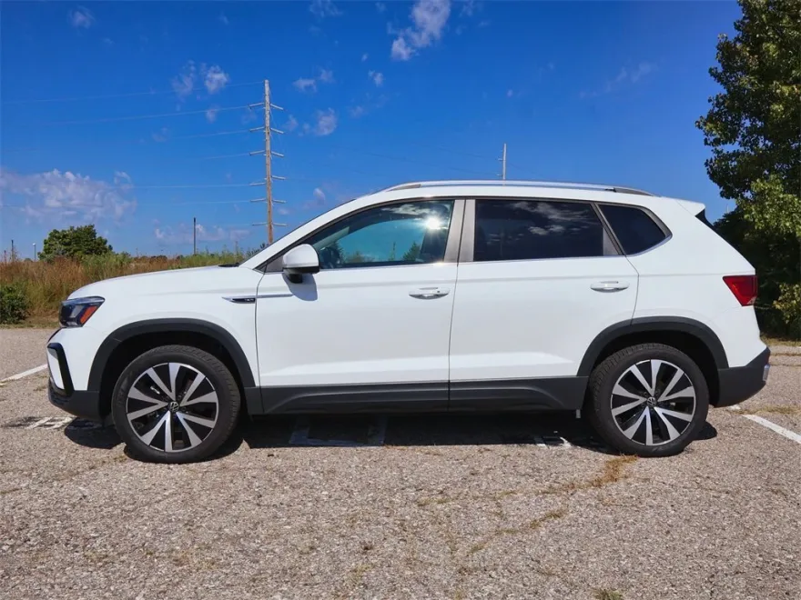 2022 Volkswagen Taos SE photo 1
