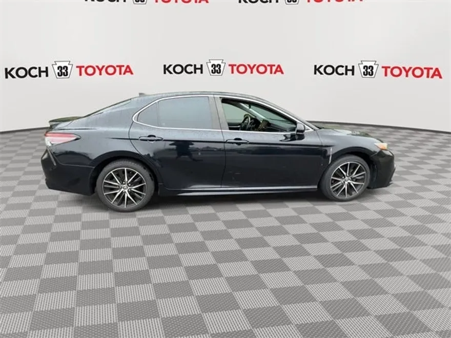2021 Toyota Camry SE photo 1