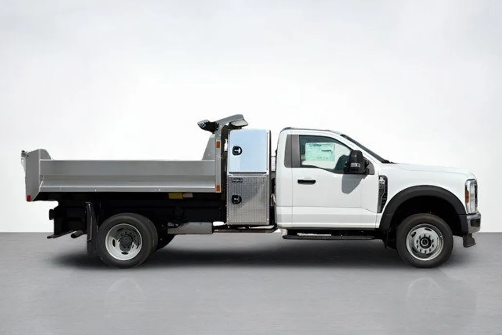 2025 Ford F-550 photo 1