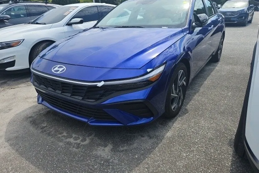 2025 Hyundai Elantra SEL Sport photo 1