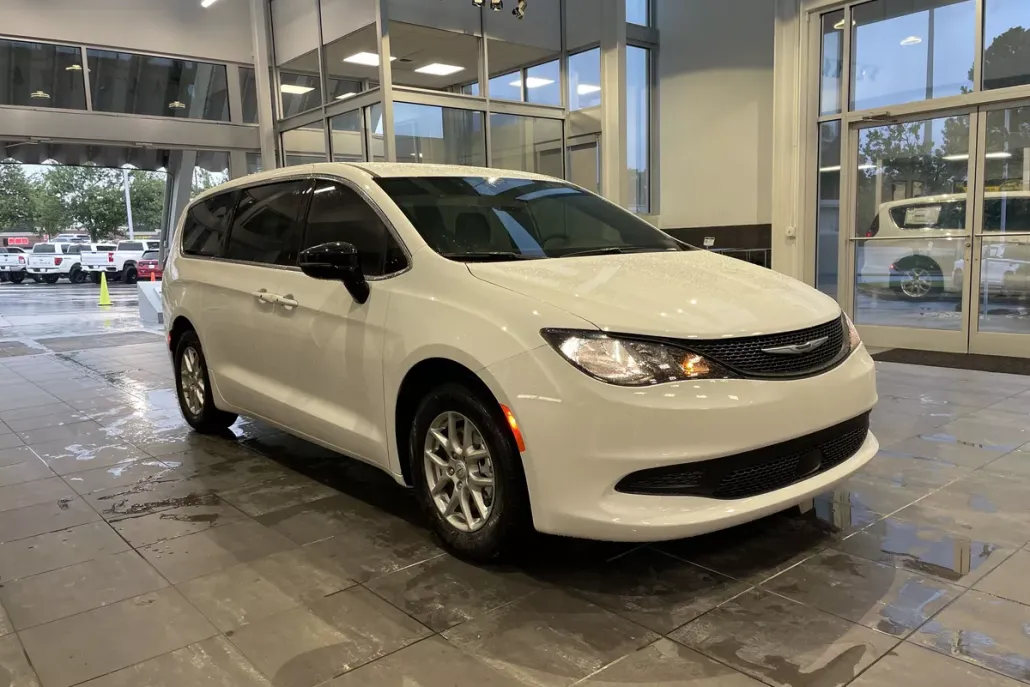 2025 Chrysler Voyager LX photo 1