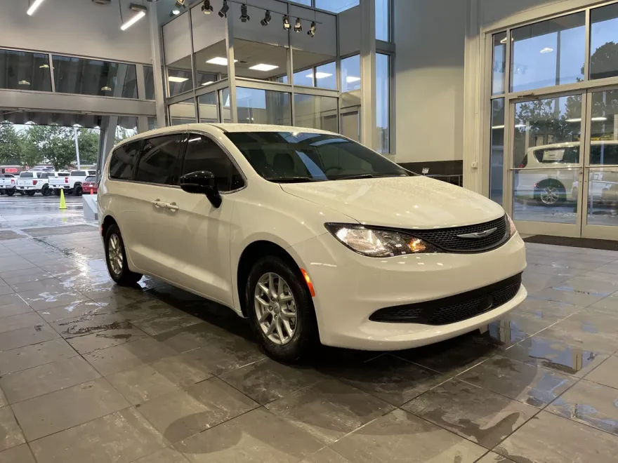 2025 Chrysler Voyager LX photo 1