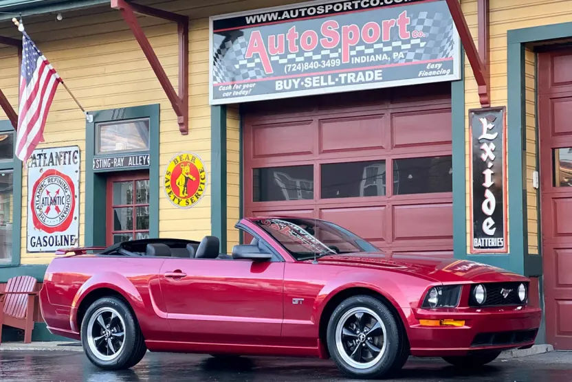 2005 Ford Mustang GT Deluxe Convertible photo 1
