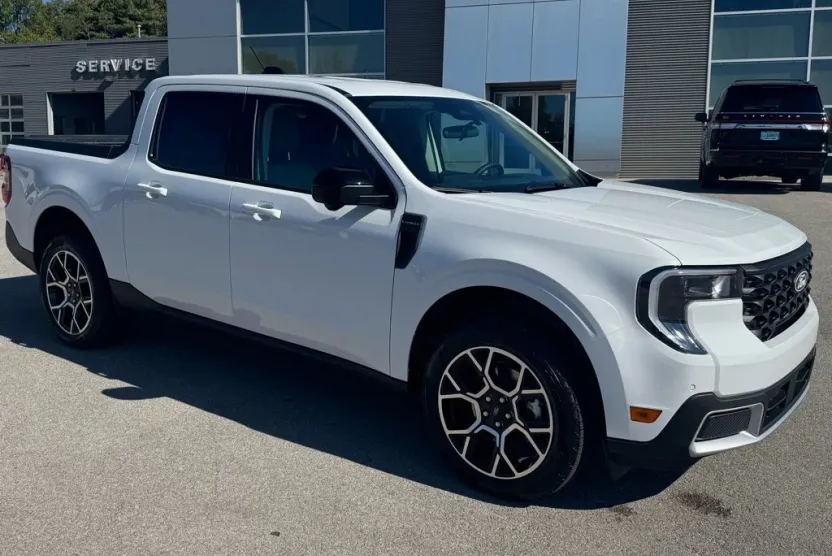 2025 Ford Maverick Lariat photo 1