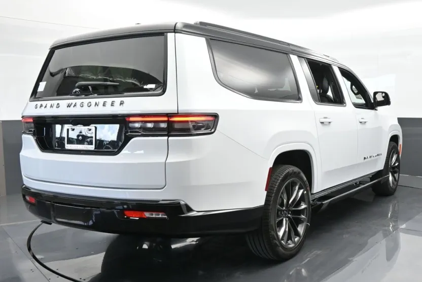 2024 Jeep Grand Wagoneer L II photo 1