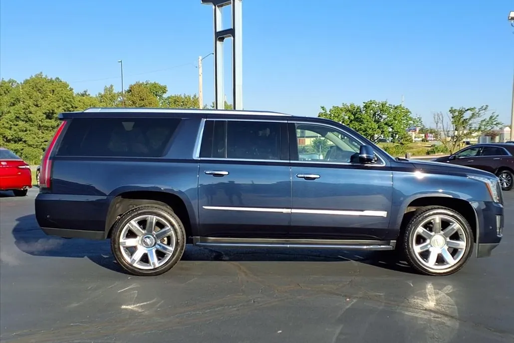 2020 Cadillac Escalade ESV Luxury photo 1
