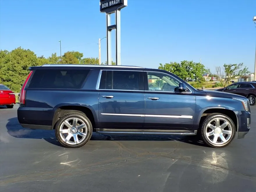 2020 Cadillac Escalade ESV Luxury photo 1