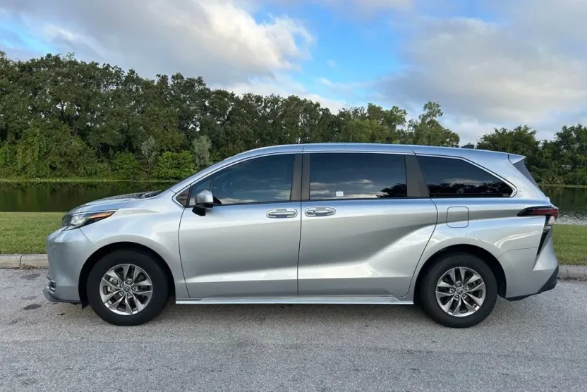 2023 Toyota Sienna XLE photo 1