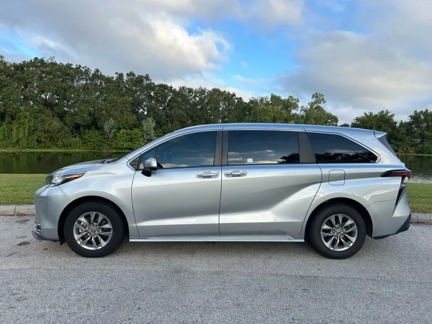 2023 Toyota Sienna XLE photo 1