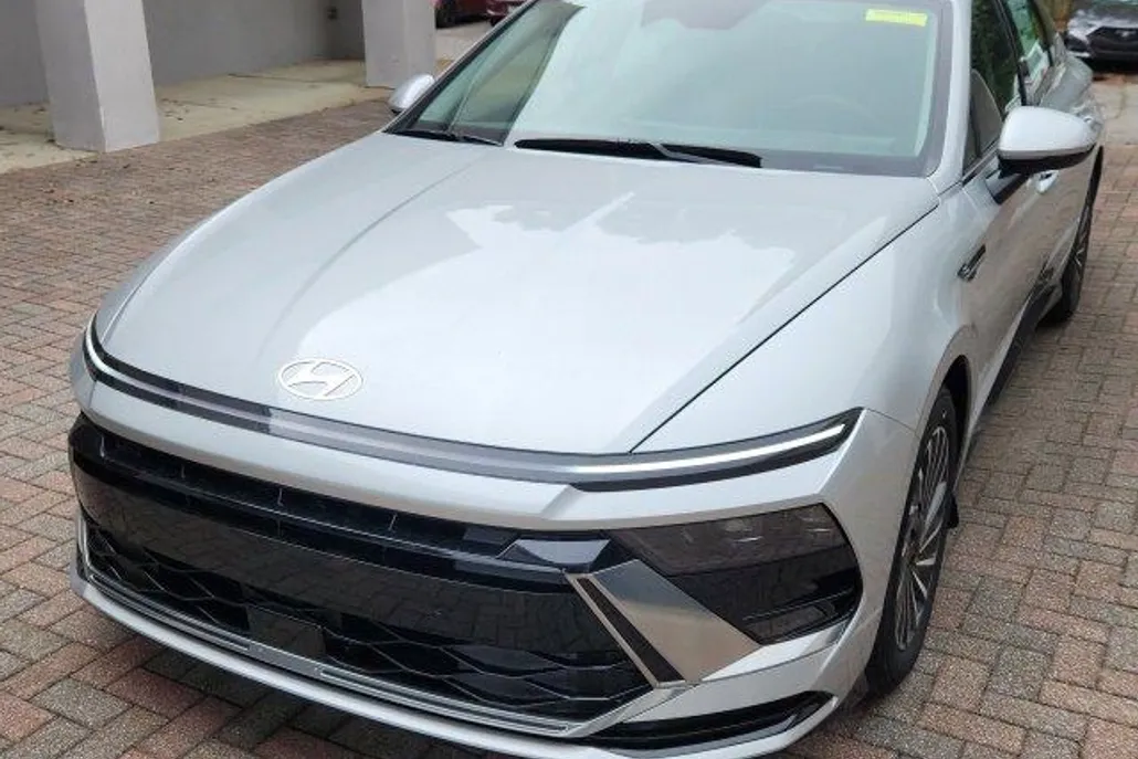 2025 Hyundai Sonata Hybrid SEL photo 1