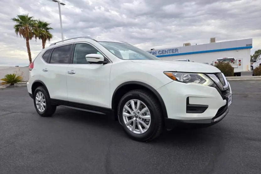 2017 Nissan Rogue SV photo 1