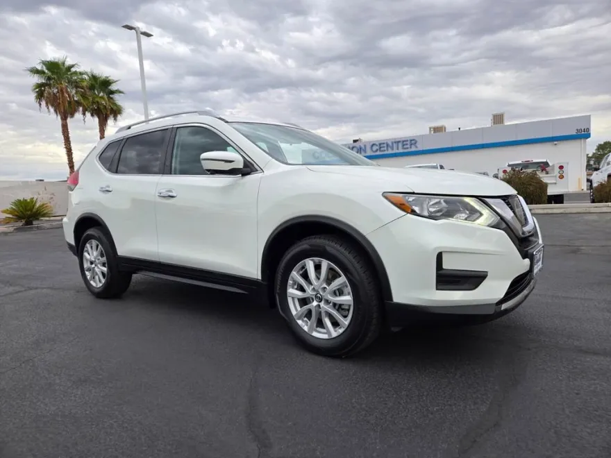 2017 Nissan Rogue SV photo 1