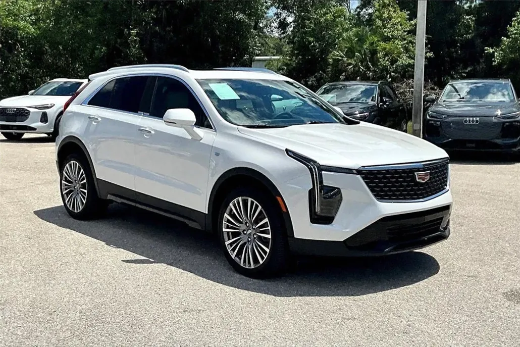 2024 Cadillac XT4 Premium Luxury photo 1