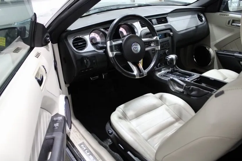 2010 Ford Mustang V6 photo 1
