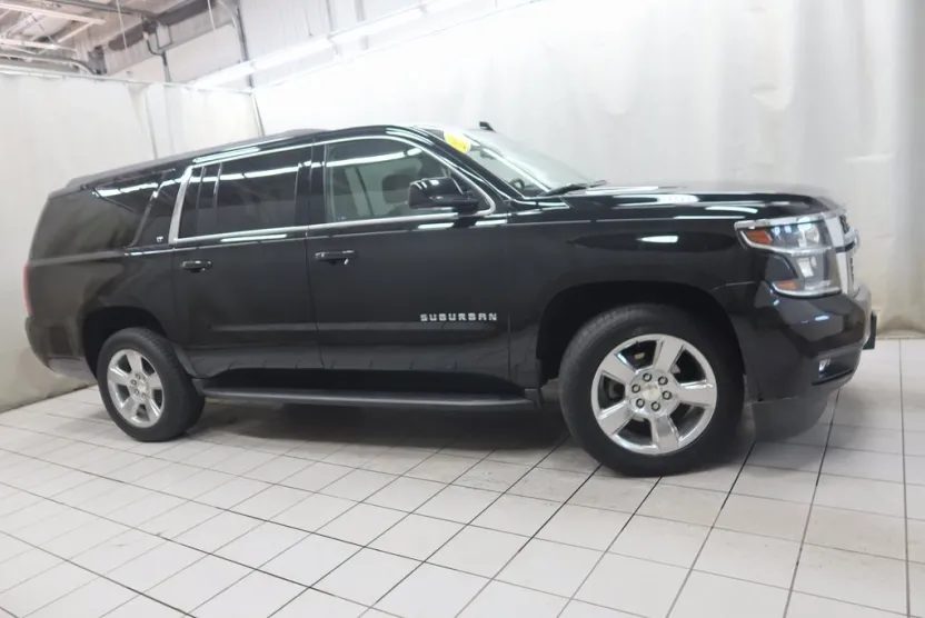 2018 Chevrolet Suburban LT photo 1