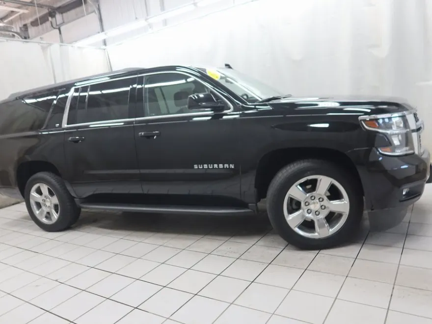 2018 Chevrolet Suburban LT photo 1