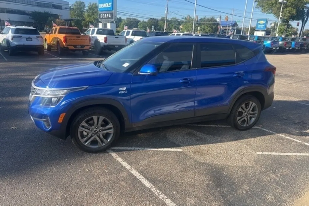 2023 Kia Seltos LX photo 1