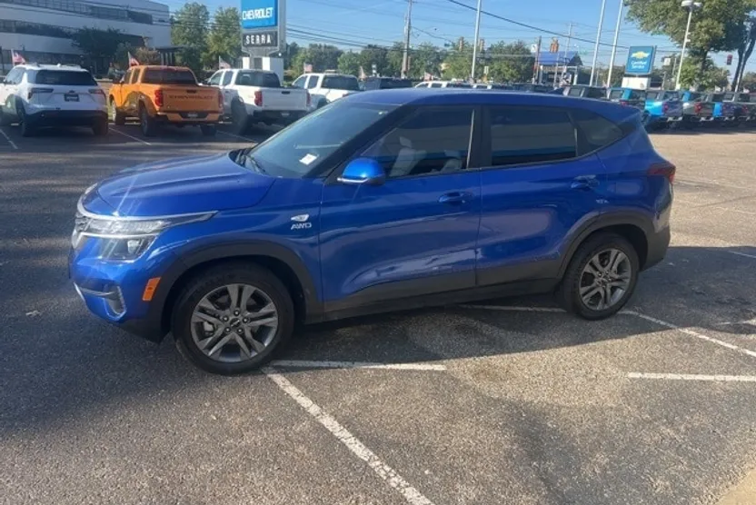 2023 Kia Seltos LX photo 1