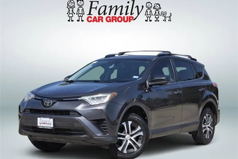 2018 Toyota RAV4 LE photo 1