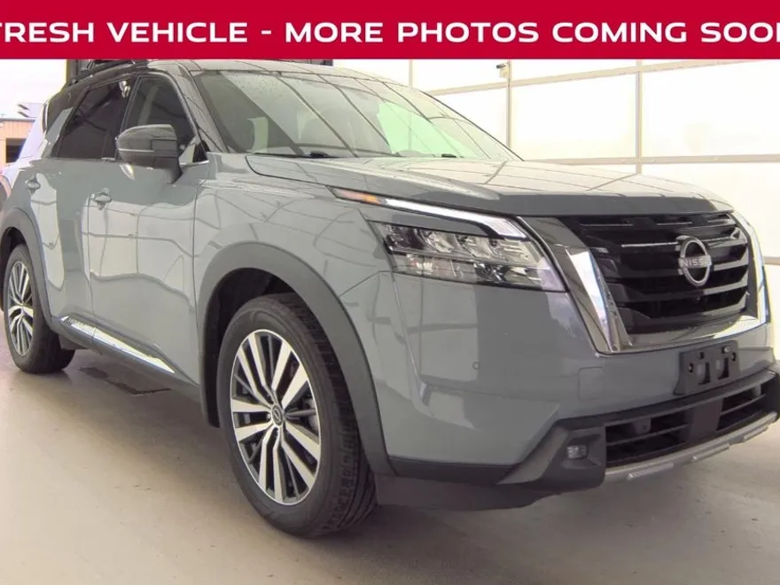 2022 Nissan Pathfinder Platinum photo 1