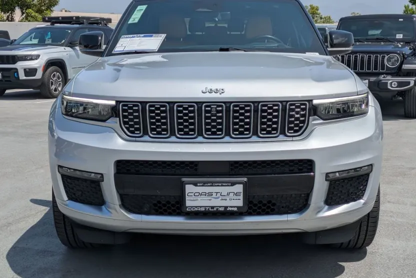 2022 Jeep Grand Cherokee L Summit photo 1