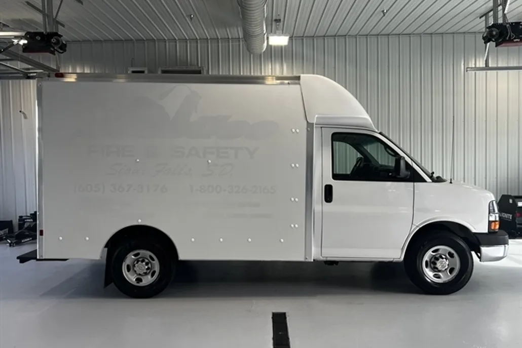 2011 Chevrolet Express Cutaway Work Van photo 1