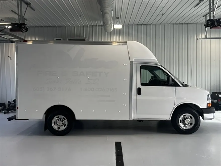 2011 Chevrolet Express Cutaway Work Van photo 1