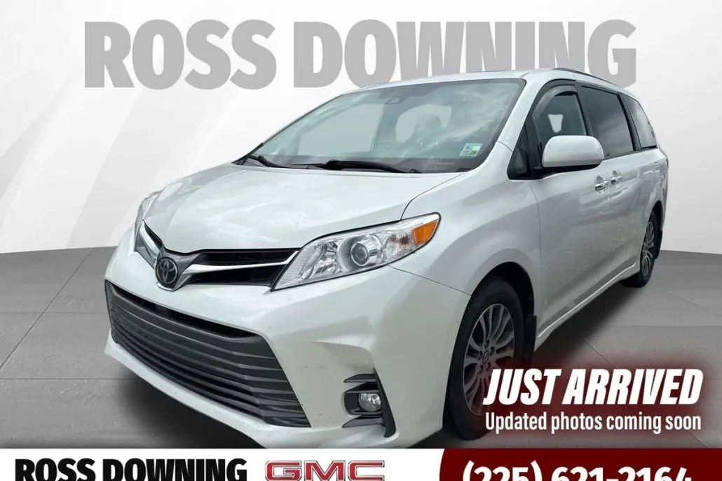 2020 Toyota Sienna XLE photo 1
