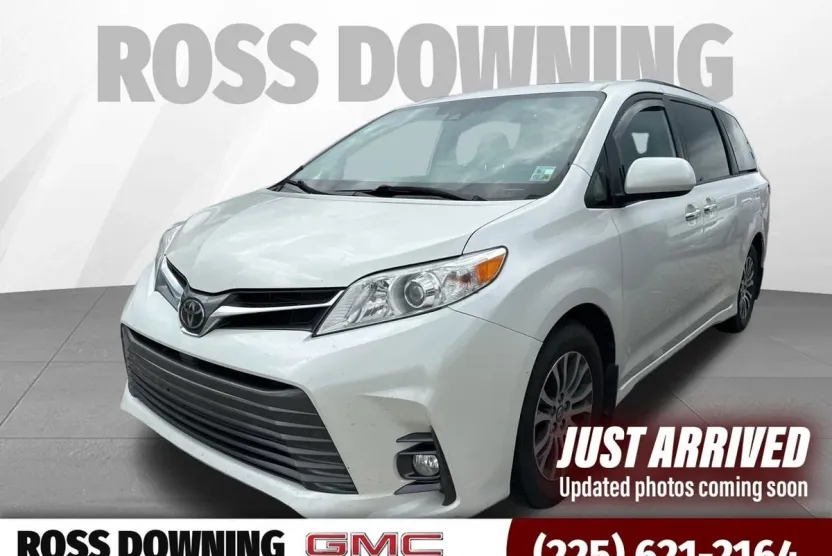 2020 Toyota Sienna XLE photo 1