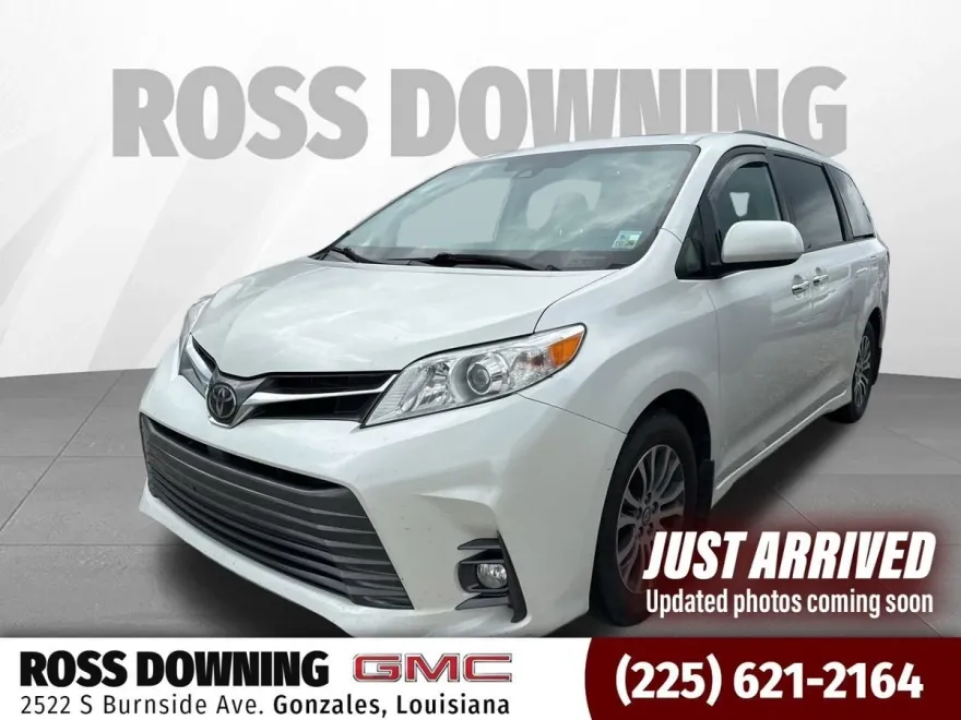 2020 Toyota Sienna XLE photo 1