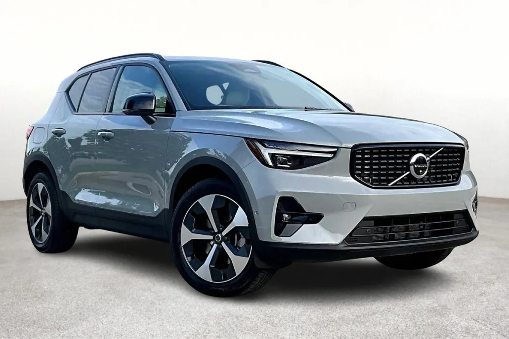 2026 Volvo XC40 Plus photo 1