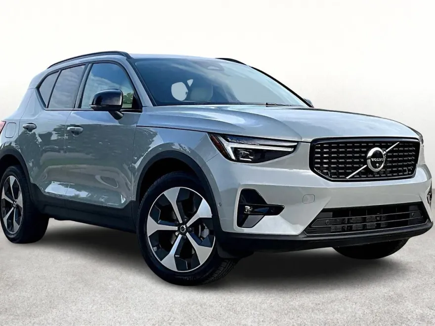 2026 Volvo XC40 Plus photo 1