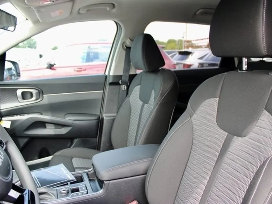 2025 Kia Sorento LX photo 8