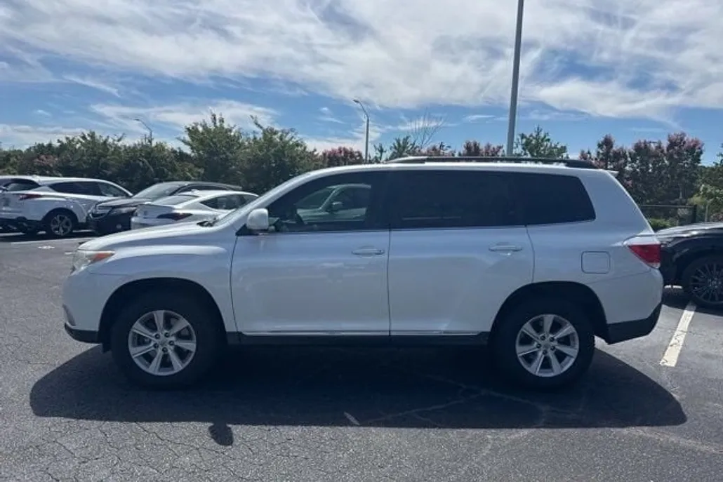 2011 Toyota Highlander Base photo 1