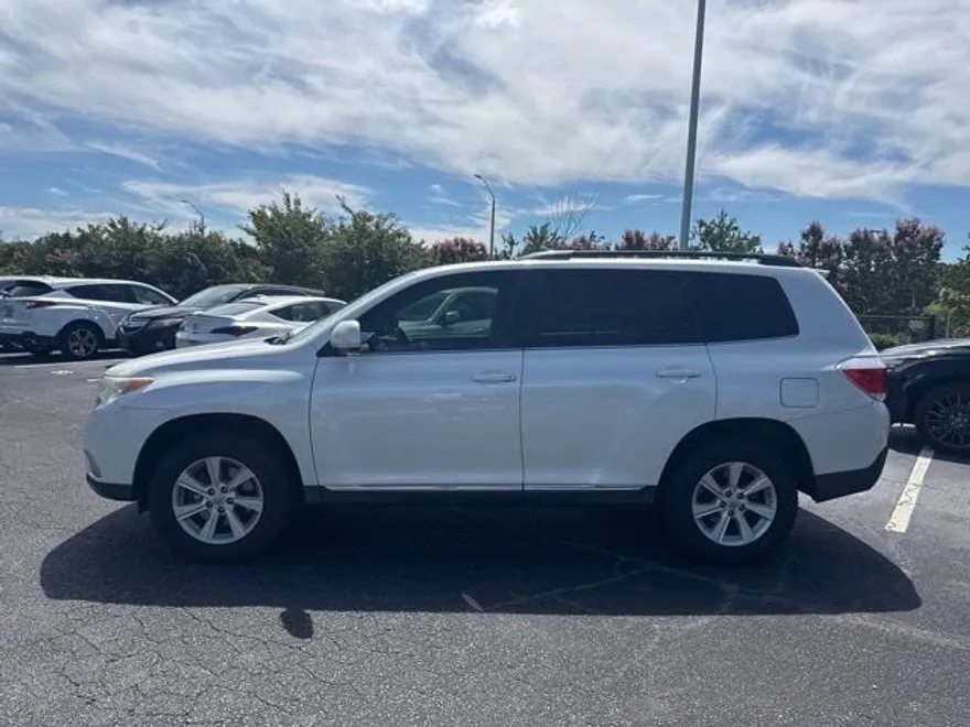 2011 Toyota Highlander Base photo 1