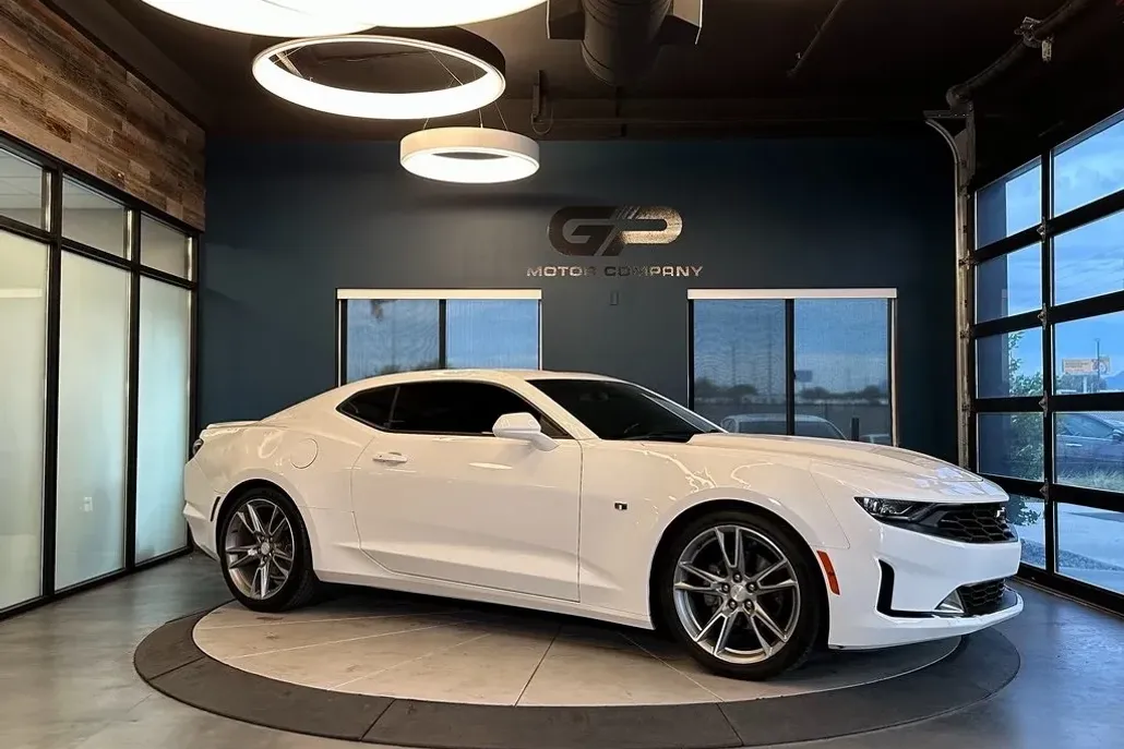2019 Chevrolet Camaro 1LT photo 1
