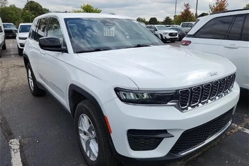 2023 Jeep Grand Cherokee Laredo photo 1
